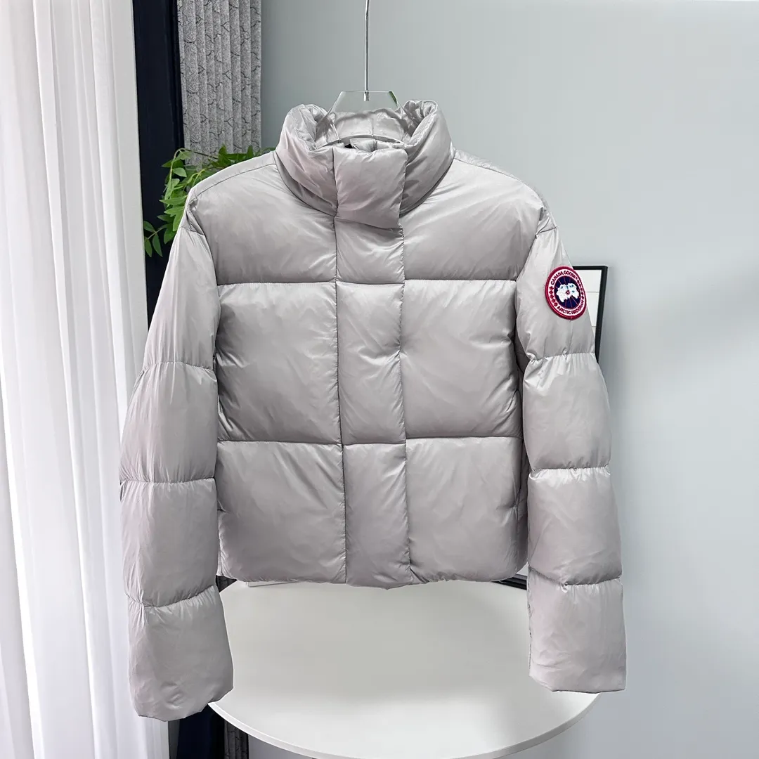 P780 Style number: Y112 𝗚𝗮𝗻𝗮𝗱𝗮 𝗚𝗼𝗼𝘀𝗲｜Canada Goose Cypress series women's short puff/down jacket Color: black, silver Size: XS, S, M, Customized original high-density waterproof recycled Feather-Light tear-resistant fabric, waterproof and windproof, light and fluffy. The interior adopts nylon double-layer sealing design! The interior is filled with 90% white duck down of the national standard, and the down content is as high as 350 grams. Fluffy, plump and soft to the touch.